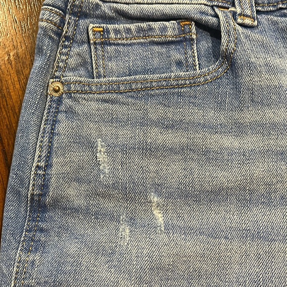 Old Navy Boyfriend Distressed Light Blue Wash Cuffed Denim Jean Shorts Size 0 - Picture 5 of 6